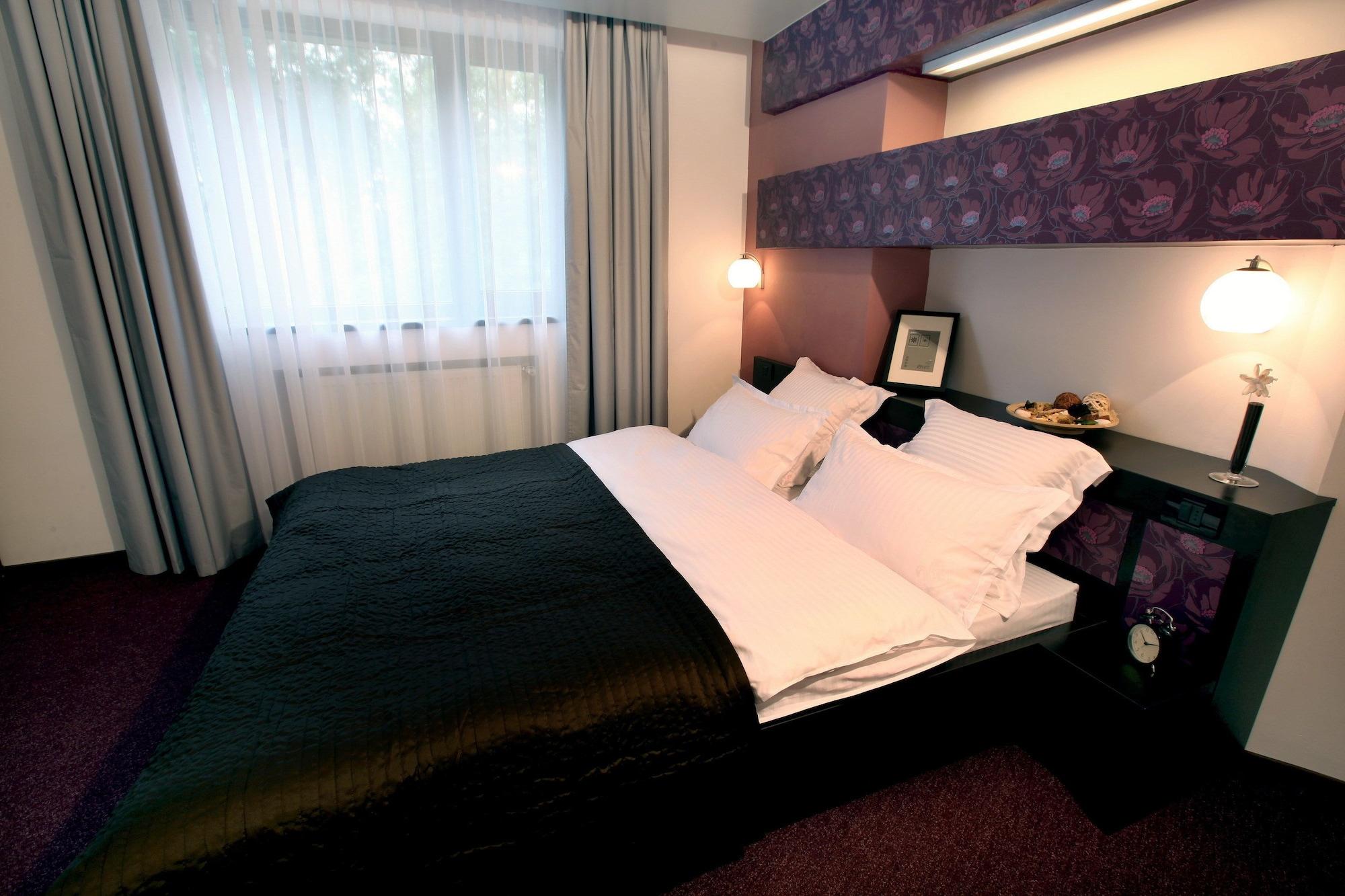 Ambiance Hotel Bucarest Exterior foto